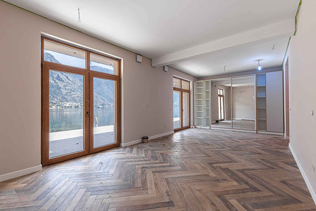 A luxurious three-story villa on the first sea line in  Kotor — photo 59